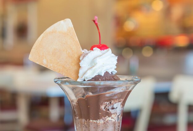 Glace au chocolat au sundae