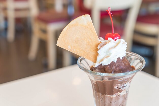 Glace au chocolat au sundae