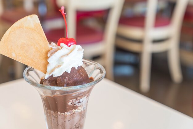 Glace au chocolat au sundae