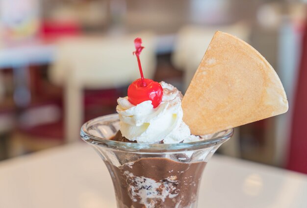 Glace au chocolat au sundae