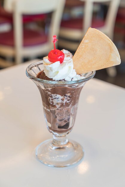 Glace au chocolat au sundae