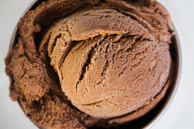 Glace au chocolat dans un récipient