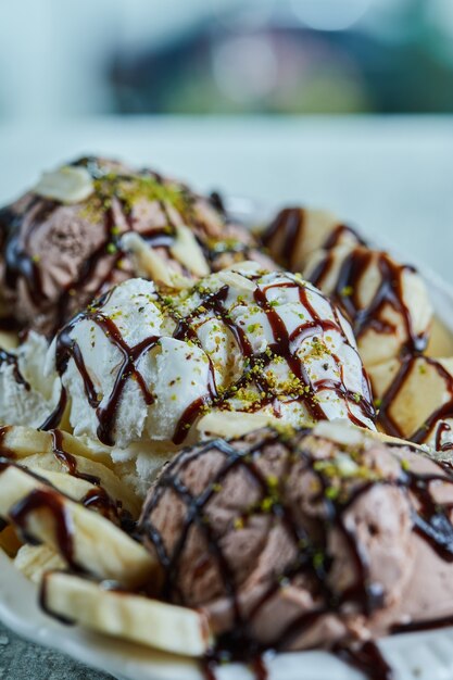 Glace aux bananes, chocolat et pépites sur la plaque blanche