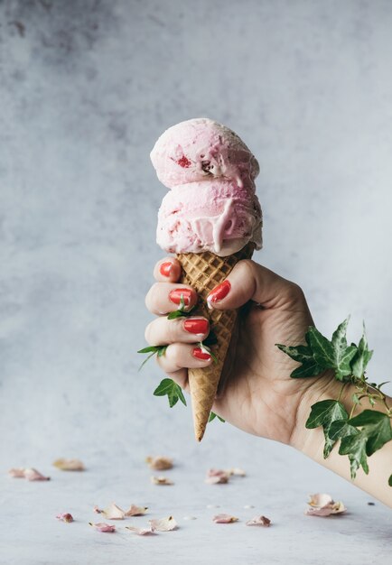 Glace aux fraises sur un cône