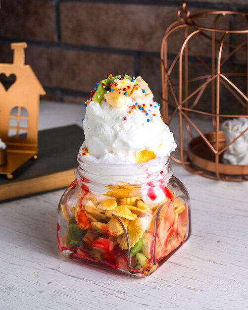 Glace blanche aux fruits sur la table