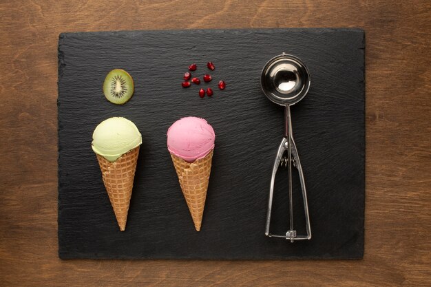 Glace sur cône aux fruits