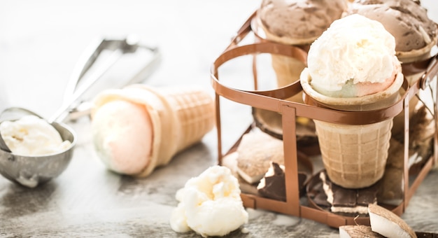 Photo gratuite glace différente dans un cône