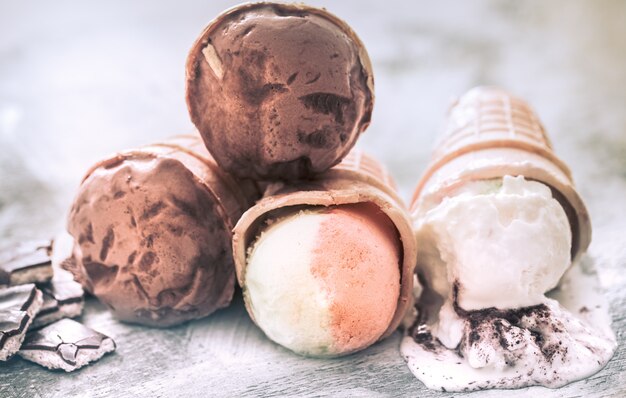 glace différente dans un cône