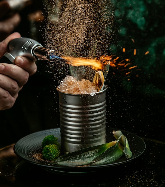 Photo gratuite glace flambée sur la table