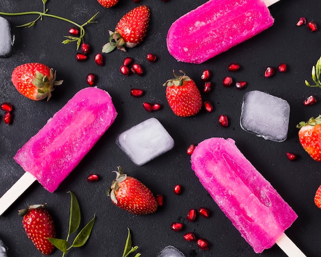 Photo gratuite glace fraise sur bâtonnet