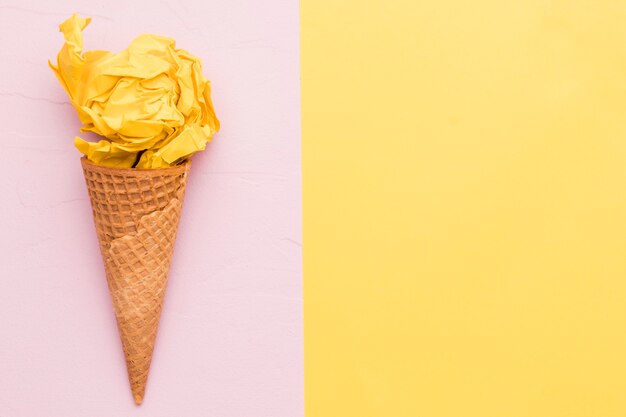 Glace jaune sur fond de couleur différente