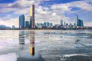 Photo gratuite glace de la rivière han et paysage urbain en hiver, séoul en corée du sud.