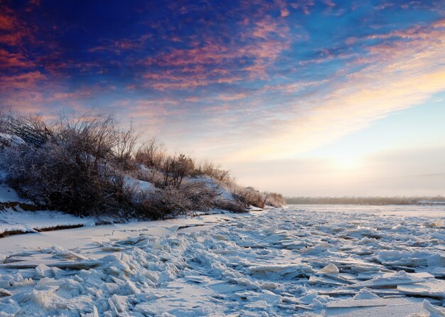 Glace sur la rivière