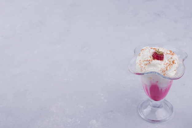 Glace vanille fraise et cannelle en poudre