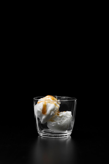 Glace à la vanille servie dans un verre