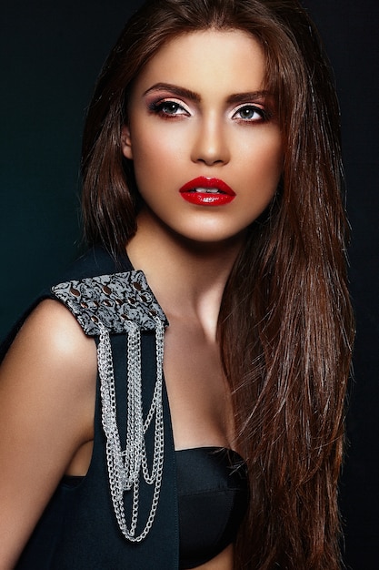 Glamour closeup portrait of beautiful sexy brunette élégant caucasien jeune femme modèle avec maquillage lumineux, avec des lèvres rouges, avec une peau parfaitement propre avec des bijoux en tissu noir