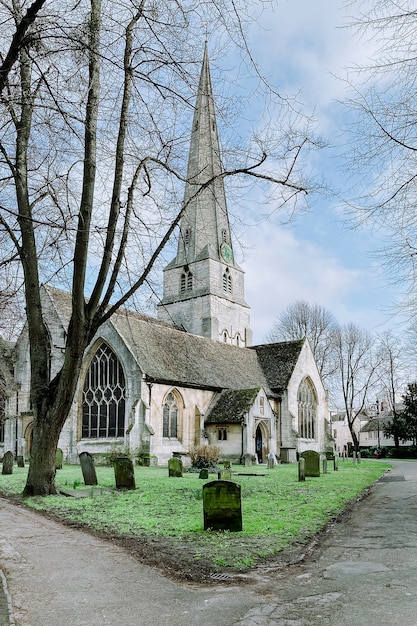 Église Sainte-Marie sur une pelouse verte entourée de tombes et d'arbres