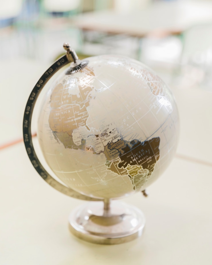 Photo gratuit globe artistique blanc et argent sur le bureau