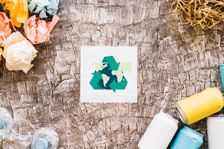 Photo gratuit globe avec icône de recyclage entouré de déchets