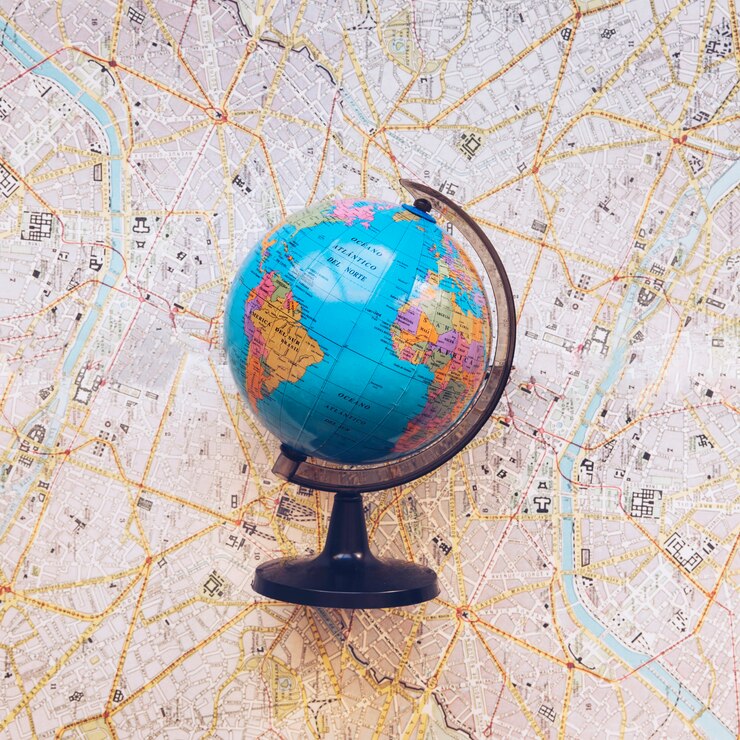 Photo gratuit un globe en plastique sur une table