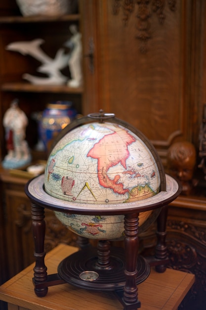 Globe terrestre chez le magasin d'antiquités