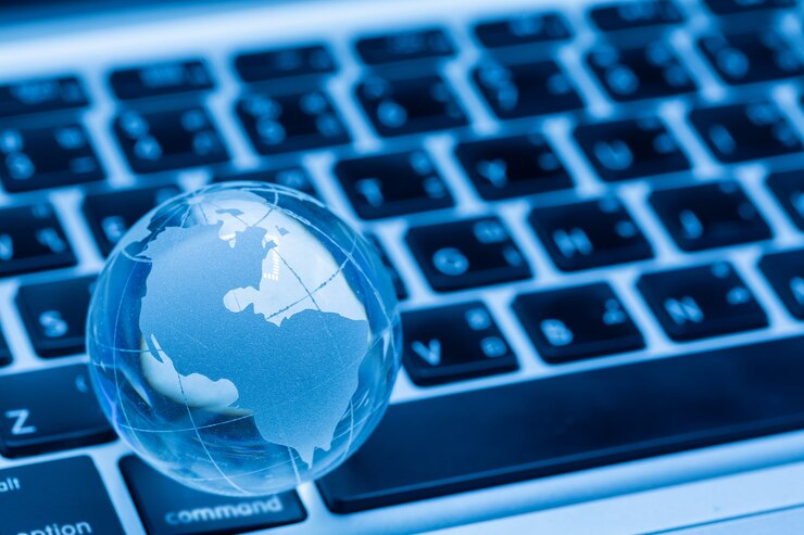 Photo gratuit globe terrestre et clavier d'ordinateur