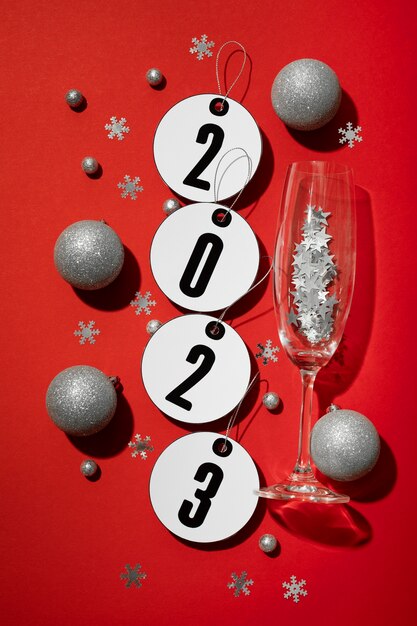 Globes et verre du nouvel an à plat