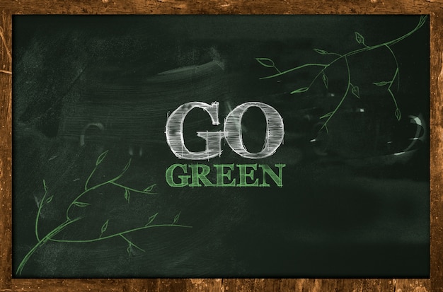 Photo gratuite go green text on blackboard