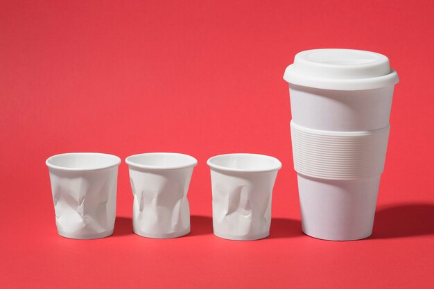 Gobelets en plastique gros plan avec tasse réutilisable