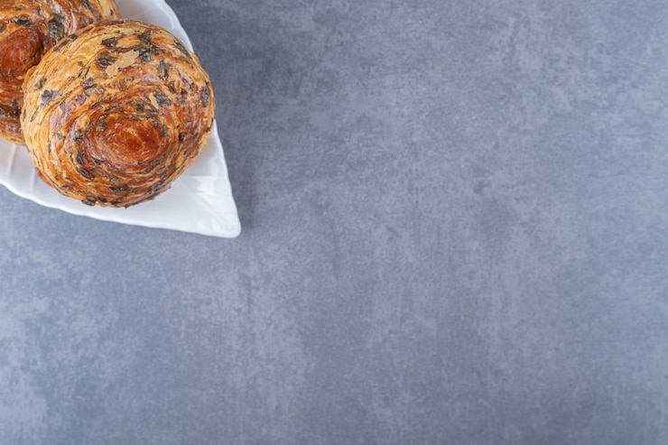 Photo gratuit gogal aigre sur une assiette sur une planche sur une table en marbre.