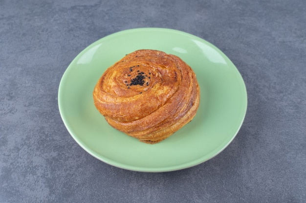 Photo gratuite gogal savoureux sur une assiette sur une table en marbre.