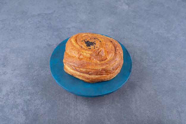 Gogal de sésame aigre sur une assiette sur une table en marbre.