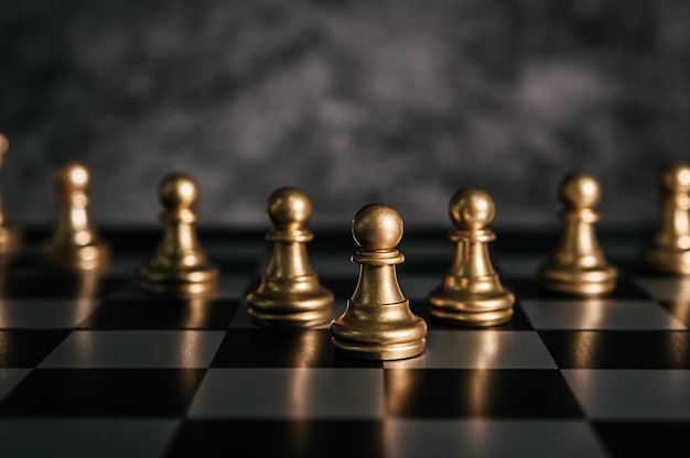 Gold Chess sur le jeu d'échecs pour le concept de leadership métaphore de l'entreprise