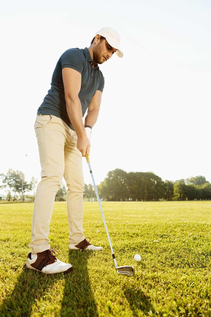 Photo gratuit golfeur sur le point de jouer une balle de golf