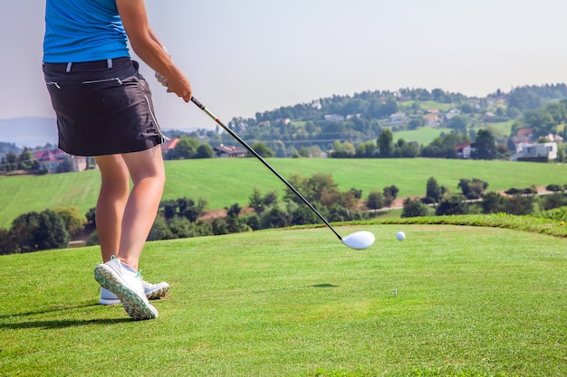 Photo gratuite golfeuse professionnelle jouant sur le parcours de golf de zlati gric en slovénie