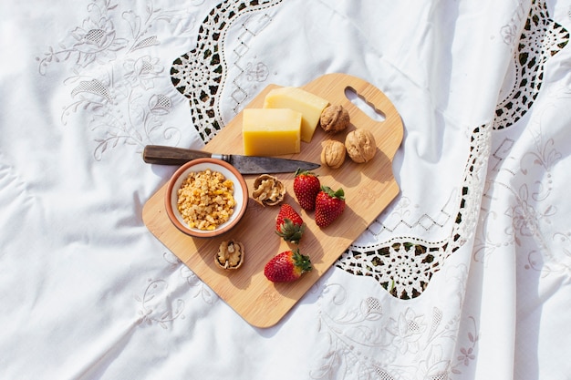 Goodies pique-nique sur une planche à découper en bois