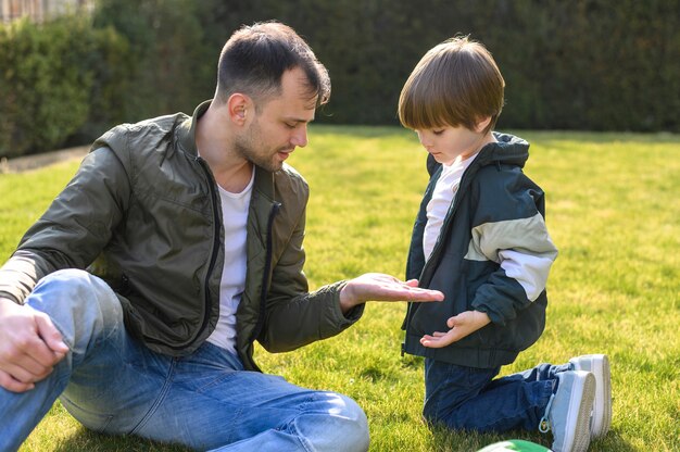 Gosse, père, séance, herbe