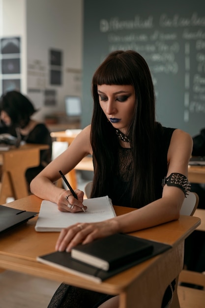 Photo gratuite goth étudiant fréquentant l'école