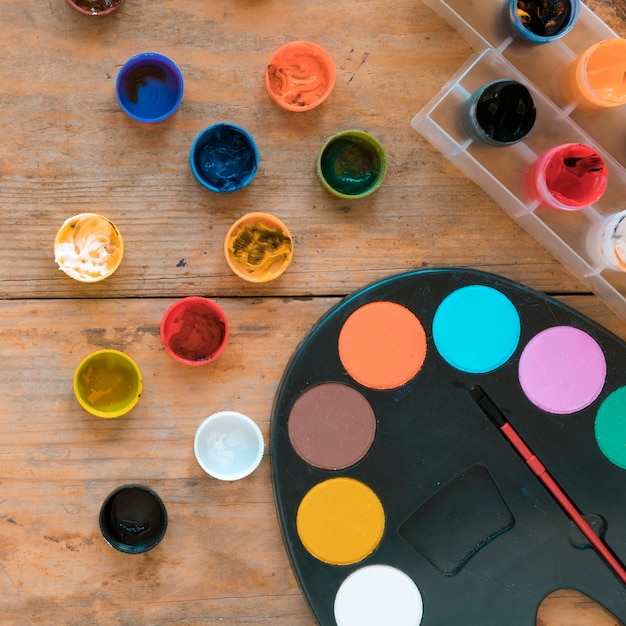 Gouache multicolore et palette avec pinceau
