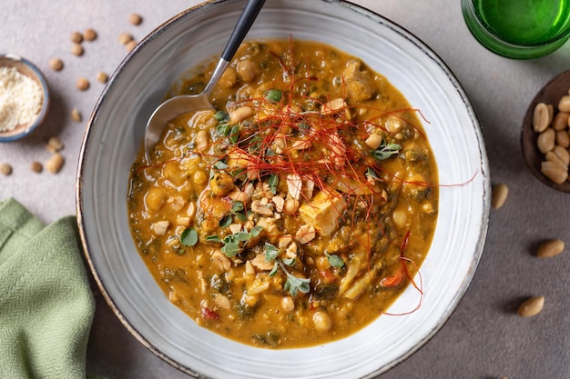 Photo gratuite goulasch de ragoût savoureux avec légumes et tofu servi dans un bol