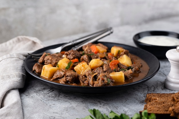 Le goulash délicieux est prêt pour le dîner.