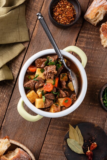 Le goulash délicieux est prêt pour le dîner.