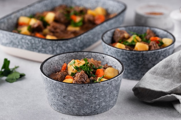 Le goulash délicieux est prêt pour le dîner.