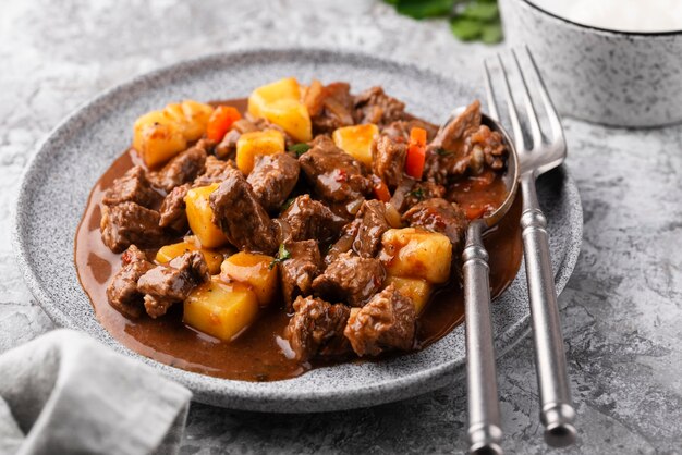 Le goulash délicieux est prêt pour le dîner.