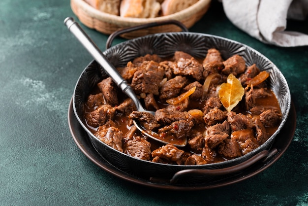 Le goulash délicieux est prêt pour le dîner.