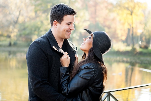 Gourgeous amoureux couple marchant dans le parc