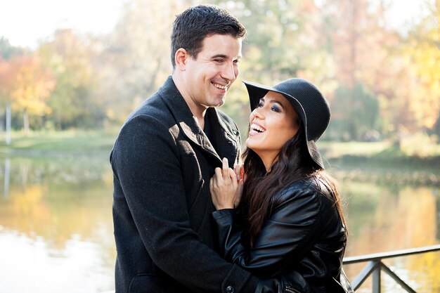 Gourgeous Amoureux Couple Marchant Dans Le Parc