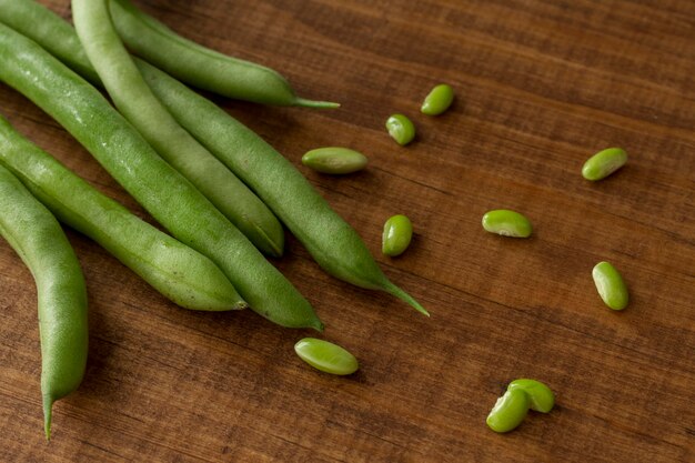 Gousses de pois à angle élevé sur table