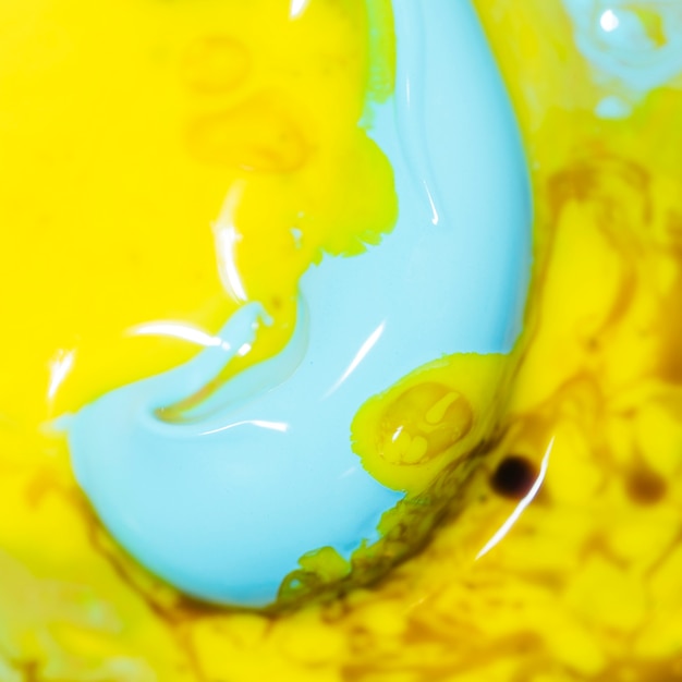 Goutte bleue en résumé sur fond jaune