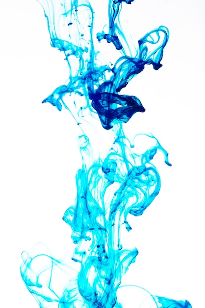 Photo gratuite goutte d'encre bleu vif sur blanc